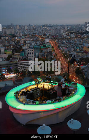 Chill Skybar in der Abenddämmerung, Ho Chi Minh (Saigon), Vietnam Stockfoto