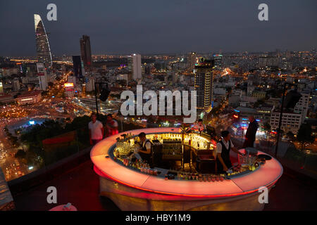 Chill Skybar in der Abenddämmerung, Ho Chi Minh (Saigon), Vietnam Stockfoto