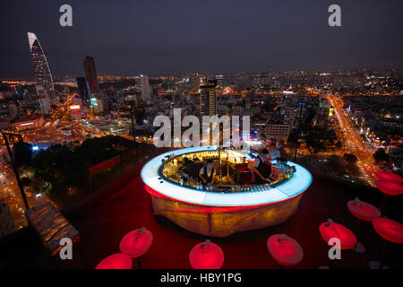 Chill Skybar in der Abenddämmerung, Ho Chi Minh (Saigon), Vietnam Stockfoto