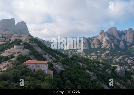 Kleine Kapelle und Berg in der Nähe das Kloster von Montserrat in Katalonien Stockfoto