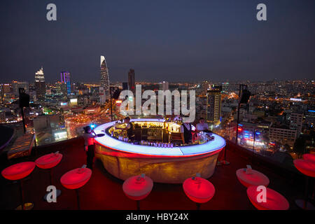 Chill Skybar in der Abenddämmerung, Ho Chi Minh (Saigon), Vietnam Stockfoto