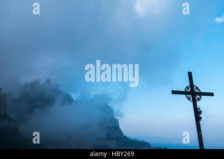 San Miguel Cross im Kloster von Santa Maria de Montserrat in Katalonien, Spanien Stockfoto