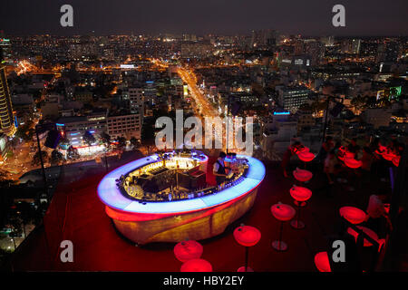 Chill Skybar in der Abenddämmerung, Ho Chi Minh (Saigon), Vietnam Stockfoto