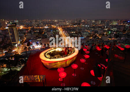 Chill Skybar in der Abenddämmerung, Ho Chi Minh (Saigon), Vietnam Stockfoto