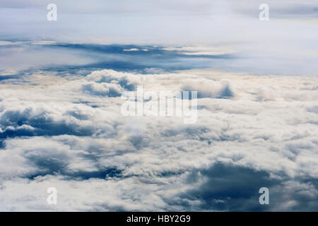 Flauschige weiße Wolken und blauer Himmel vom Flugzeug aus gesehen. Stockfoto