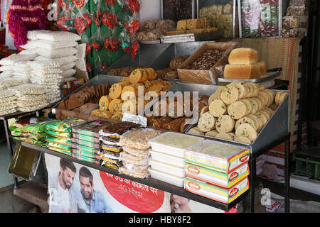 Sohan Halwa Shop in Ajmer. Sohan Halwa ist ein rein traditionellen indischen süß Stockfoto