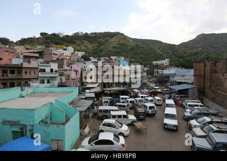 Blick auf Parkplatz Gebiet und Stadt Häuser aus Adhai Din Ka Jhonpra in Ajmer, Rajasthan, Indien Stockfoto