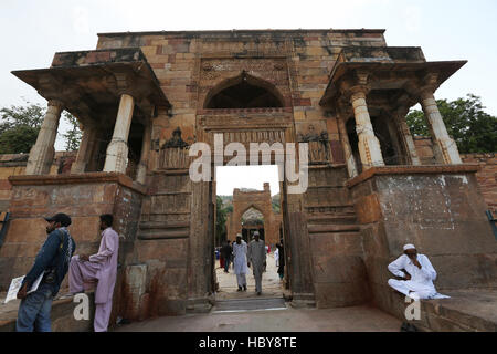 Ansicht des Adhai Din Ka Jhonpra Eingangstür in Ajmer, Rajasthan, Indien. Bau im Jahre 1153 dauerte nur zwei-und-einhälfte Tage. Stockfoto