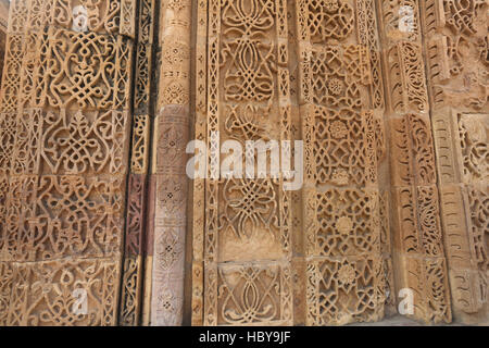 Inschrift auf Wand, Adhai Din Ka Jhonpra, Ajmer, Rajasthan, Indien. Der Legende nach dauerte Bau im Jahre 1153 nur zwei-und-einhälfte Tage. Stockfoto