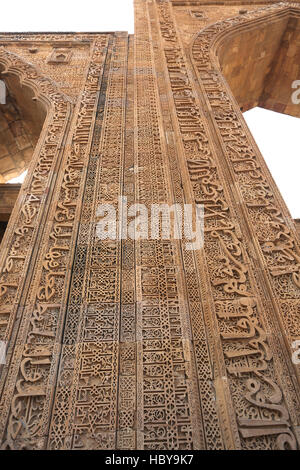 Inschrift auf Wand, Adhai Din Ka Jhonpra, Ajmer, Rajasthan, Indien. Der Legende nach dauerte Bau im Jahre 1153 nur zwei-und-einhälfte Tage. Stockfoto