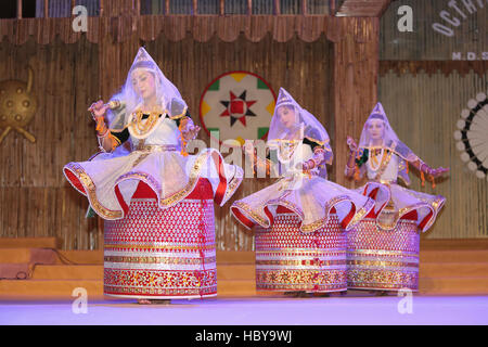 Eine Tanzgruppe von Manipur Tänzerinnen Manipur Rass Tanz auf der Bühne. Ajmer, Rajasthan, Indien während eines Stammes-Tanz-Festivals Stockfoto