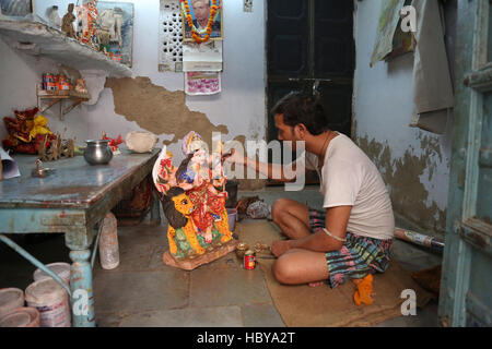 Lokale Künstler, die Statuen von Hindu-Gott und Göttin in Ajmer, Rajasthan, Indien Stockfoto