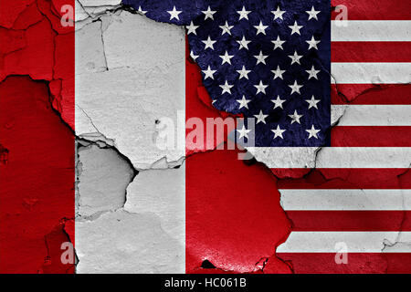 Flagge von Peru und USA auf rissige Wand gemalt Stockfoto