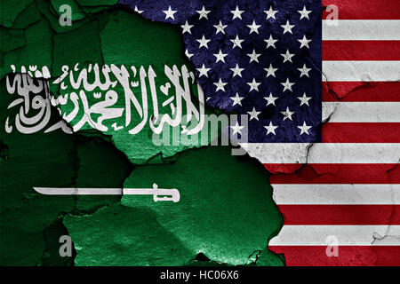 Flagge von Saudi-Arabien und USA auf rissige Wand gemalt Stockfoto