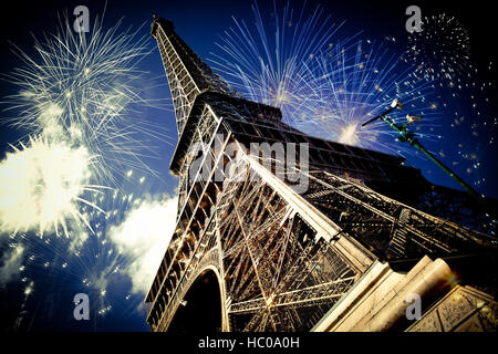 Zusammenfassung Hintergrund des Eiffelturms mit Feuerwerk, Paris, Frankreich - Neujahr Stockfoto