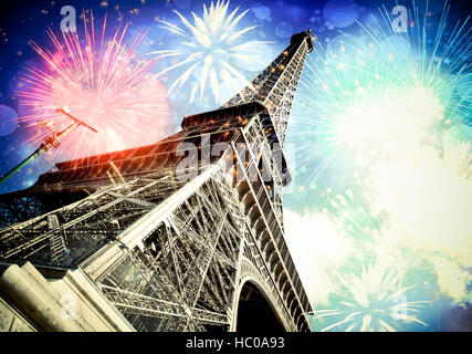 Zusammenfassung Hintergrund des Eiffelturms mit Feuerwerk, Paris, Frankreich - Neujahr Stockfoto