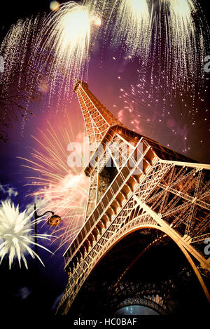 Zusammenfassung Hintergrund des Eiffelturms mit Feuerwerk, Paris, Frankreich - Neujahr Stockfoto