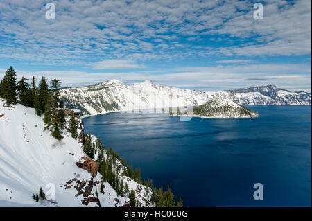 US-Nationalparks, Crater Lake National Park, Südrand Blick auf den Crater Lake im Winter mit Blick auf Wizard Island, Oregon. Stockfoto