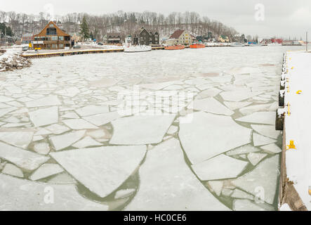 Panoramische Ansicht der Wasserkocher Creek eingefroren im Winter vor dem Eriesee in Port Stanley, Ontario, Kanada. Stockfoto