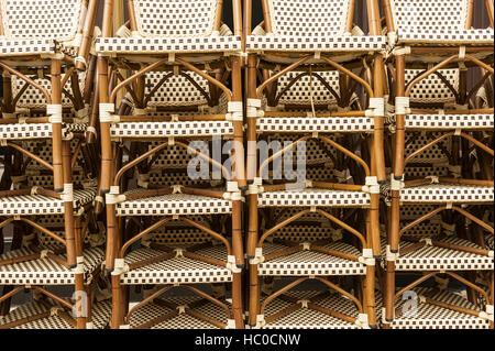 Nahaufnahme der Stapel von mehreren Strandkörben Bistro auf dem Bürgersteig vor einem Café in Chicago, Illinois, USA. Stockfoto