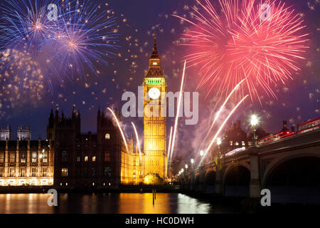 explosive Feuerwerk füllt den Himmel rund um Big Ben. Silvester Silvester Feier Hintergrund Stockfoto