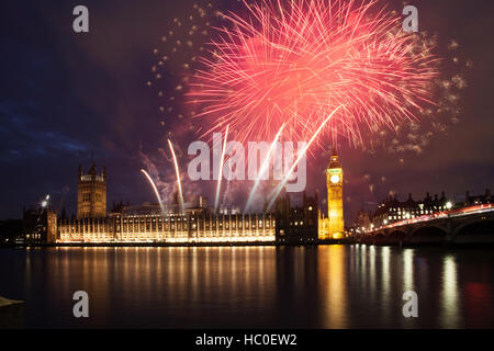 explosive Feuerwerk füllt den Himmel rund um Big Ben. Silvester Silvester Feier Hintergrund Stockfoto