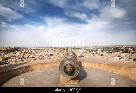 Alte Kanone im Turm von Jaisalmer Fort und Sandstein Wüste Blick auf die Stadt in Rajasthan, Indien Stockfoto