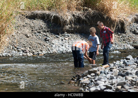 Kinder erkunden einen Fluss im nordöstlichen Oregon. Stockfoto