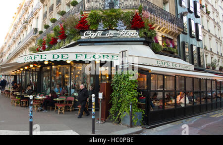 Paris, Frankreich-Dezember 05, 2016: Das berühmte Café de Flore für Weihnachten am Boulevard Saint-Germain in Paris eingerichtet. Stockfoto