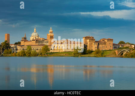 Am frühen Morgen über mittelalterliche Stadt Mantova und Lago Inferiore, Lombardei, Italien Stockfoto