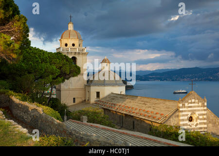 Abend von Sonnenlicht auf die Kirche von San Lorenzo (12. Jh.), Portovenere, Ligurien, Italien Stockfoto