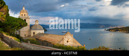 Abend von Sonnenlicht auf die Kirche von San Lorenzo (12. Jh.), Portovenere, Ligurien, Italien Stockfoto