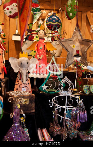 Weihnachten Handwerk Markt an der Ludwigsburger, verspielten und bunten Weihnachtsschmuck in ein Handwerker-Stand. Stockfoto