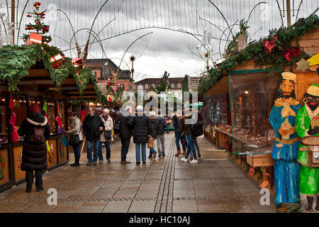 Christmas Craft market bei Ludwigsburger, Deutschland, Shopper an Handwerker Ständen unter barocken Stil Dekor, Lichter in der Nacht Stockfoto