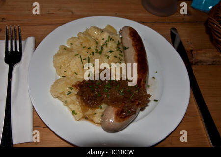 Christmas Craft market bei Ludwigsburg, Deutschland, traditionelle deutsche Ferien-Tarif, eine gegrillte Bratwurst Wurst mit Kartoffelsalat Stockfoto