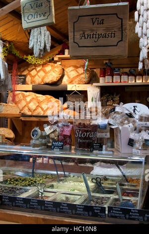 Weihnachten-Handwerk Markt am Ludwigsburger, Deutschland, italienische Küche Spezialität Stand mit Brot, Oliven, Fleisch Stockfoto