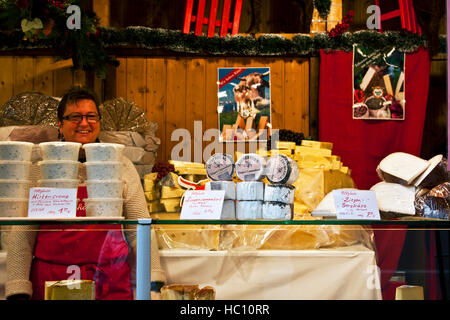 Christmas Craft market bei Ludwigsburger, Deutschland, einen Käse-Anbieter auf dem Jahrmarkt Xmas Stockfoto