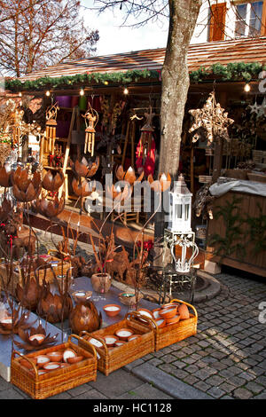 Christmas Craft market bei Ludwigsburger, Deutschland, einem hölzernen Handwerker Stand Verkauf von Weihnachtsschmuck Stockfoto