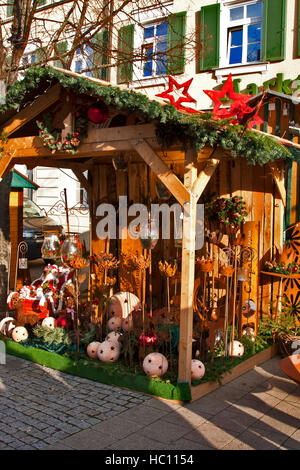 Christmas Craft market bei Ludwigsburger, Deutschland, einem hölzernen Handwerker Stand Verkauf von Weihnachtsschmuck Stockfoto