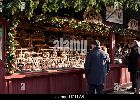 Christmas Craft market bei Ludwigsburger, Deutschland, Urlaub Shopper stand ein Handwerker verkaufen Kerze Karussells, Laubsägearbeiten Stockfoto