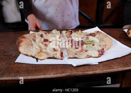 Christmas Craft market bei Ludwigsburger, Deutschland, ein traditionelles deutsches Bauernhaus-Snack, Flammkuchen, eine Pizza wie Essen Stockfoto