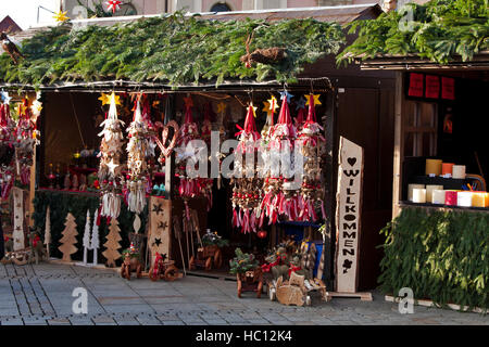 Christmas Craft market bei Ludwigsburger, Deutschland, ein Handwerker Stand gefüllt mit Weihnachtsschmuck zum Verkauf. Stockfoto