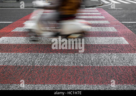 Abstrakte Zeitlupe, Mann reitet Moped, Seitenansicht, blur, Bewegung, urban Road-Trip, Speed-Konzept Stockfoto