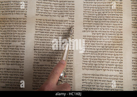 Hand eines Mannes in einem alten Thora-Skript lesen Stockfoto