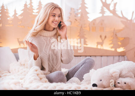 Positiv erfreut Frau am Telefon sprechen Stockfoto