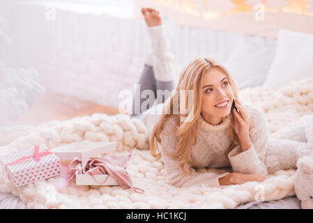 Hocherfreut blonde Frau mit einem Telefongespräch Stockfoto