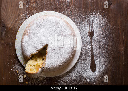 Apfelkuchen auf einem dunklen Holztisch liegend Stockfoto