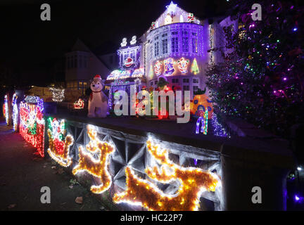 Ein Wohnhaus mit Weihnachtsbeleuchtung und festliche Comicfiguren in Highgate, Nord-London eingerichtet. Stockfoto