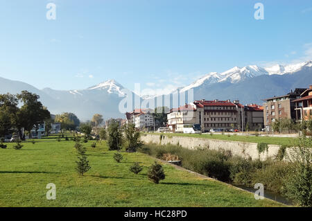 Panoramablick auf die Berge in Bansko in sunny Day, Bulgarien. Stockfoto