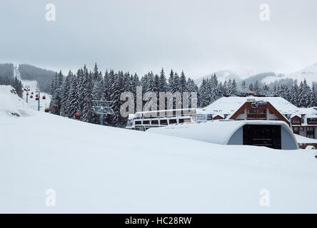 Jasna, Slowakei - 18. Januar 2012: Blick auf die Seilbahn und das Grand Hotel verschneiten Winter im Skigebiet Jasna, Niedere Tatra. Stockfoto